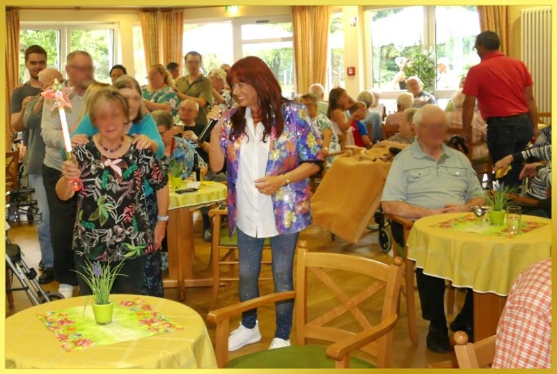 Die Schlagers�ngerin singt das Polonaisenlied.