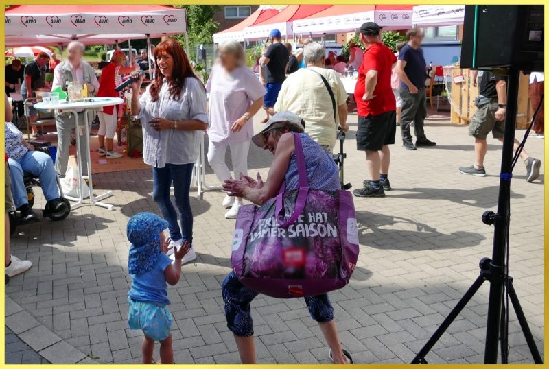 Schlagerpiratin singt beim Sommerfest.