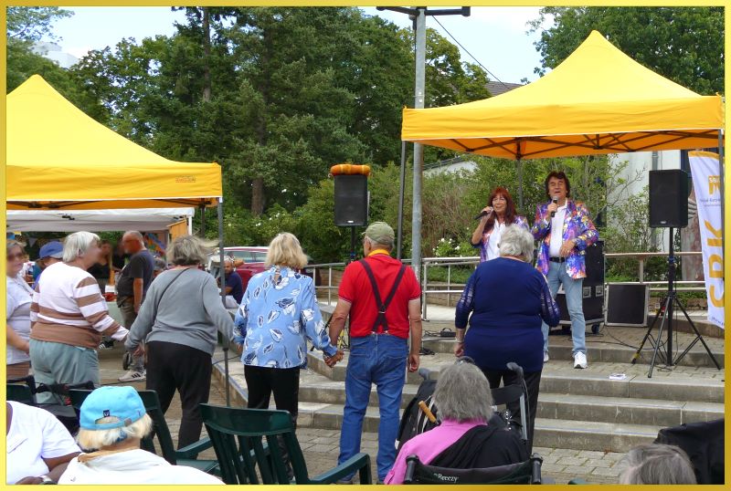 Schatzi und Schlagerpiratin auf der B�hne bei Gro�veranstaltung.