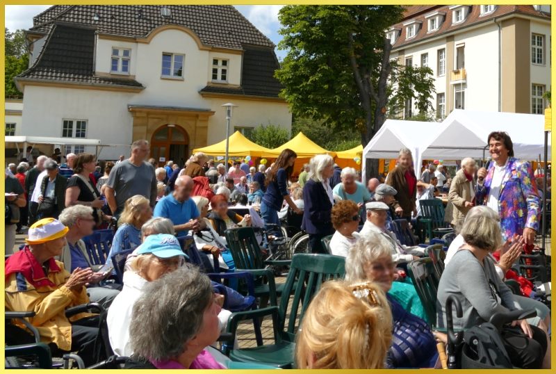 Ian singt zwischen dem Publikum.