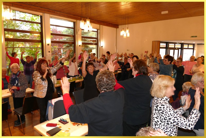 Frauenclub steht, winkt, Marina singt.