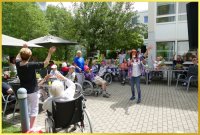 Schlagers�ngerin singt.