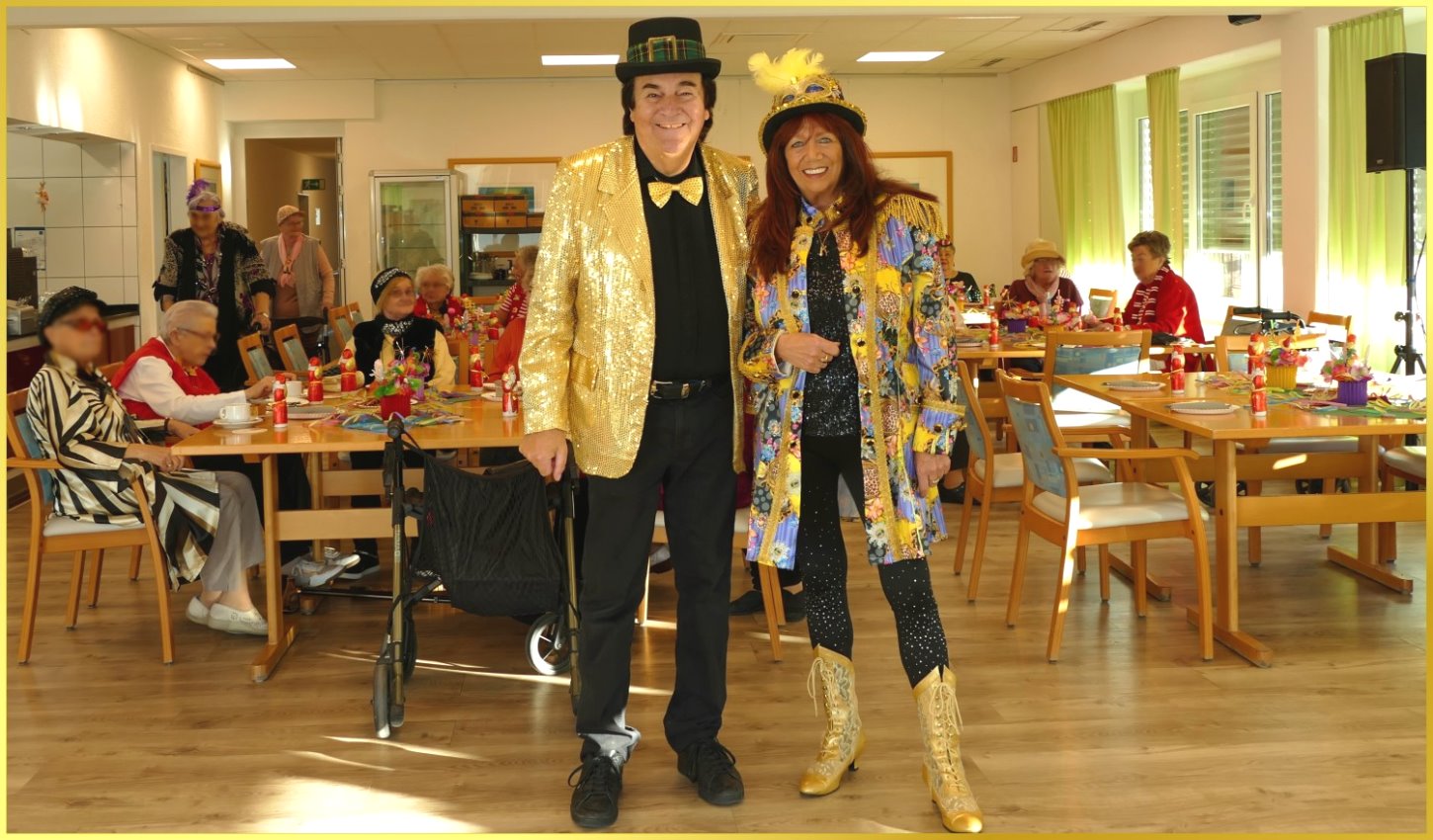 Schatzi und die Schlagerpiratin im Karnevalskost�m.