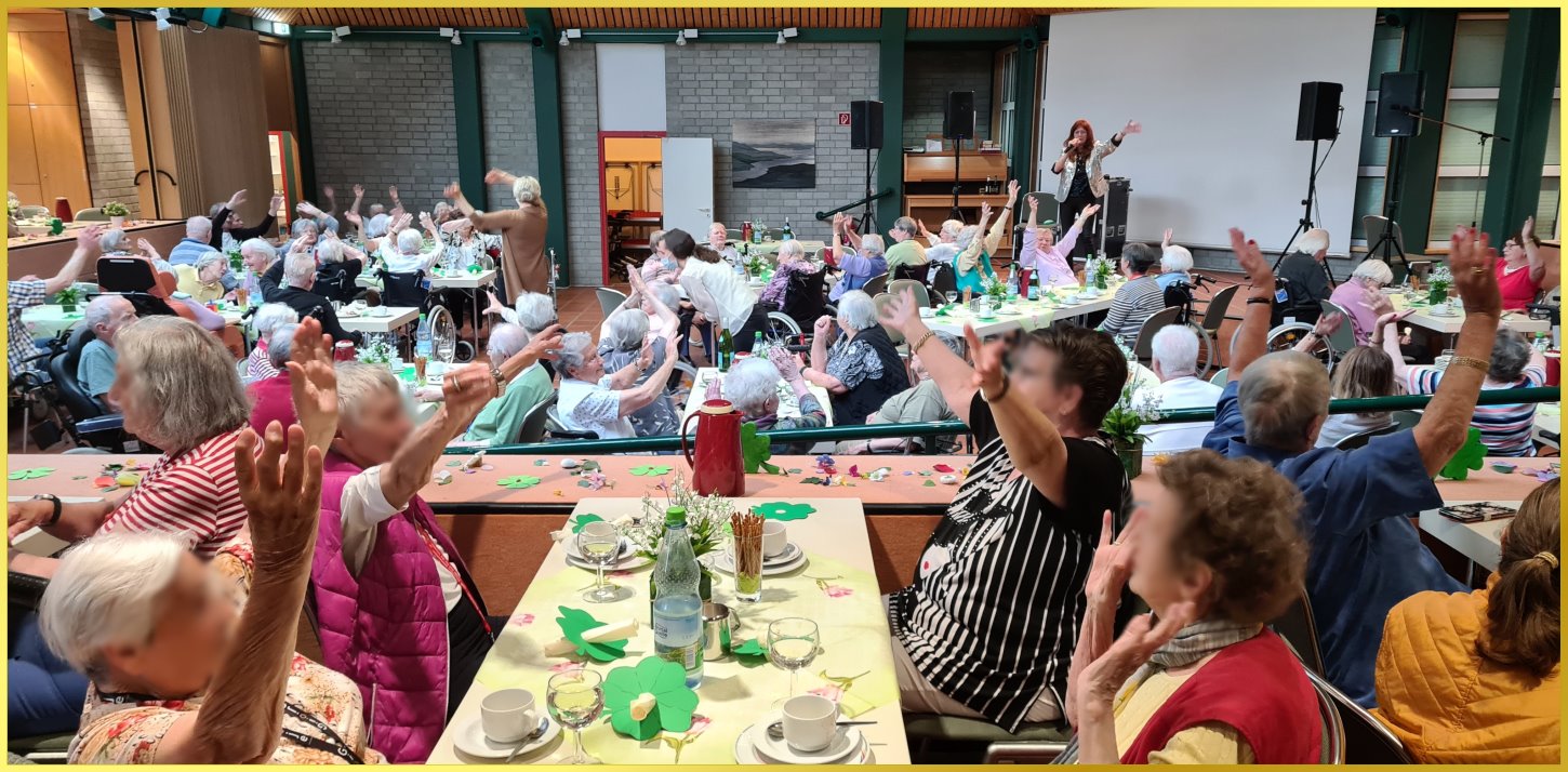 Fr�hlingsfest f�r viele Senioren*innen im Saal.