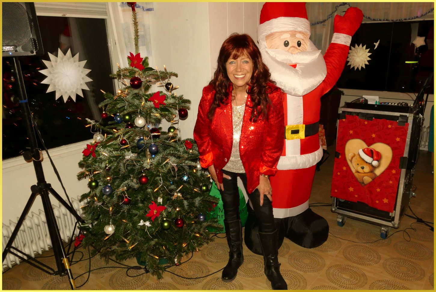 Marina steht zwischen einem Tannenbaum und dem aufblasbaren Weinachtsmann.