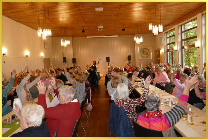 Gro�er Saal voller Frauen. Marina singt.