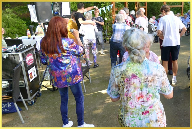 Schlagerpiratin singt. Senior*innen tanzen.