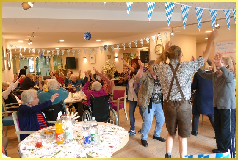 H�nde alle hoch. Marina singt.