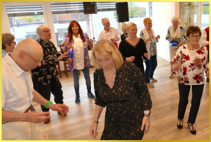 Partyg�ste tanzen.