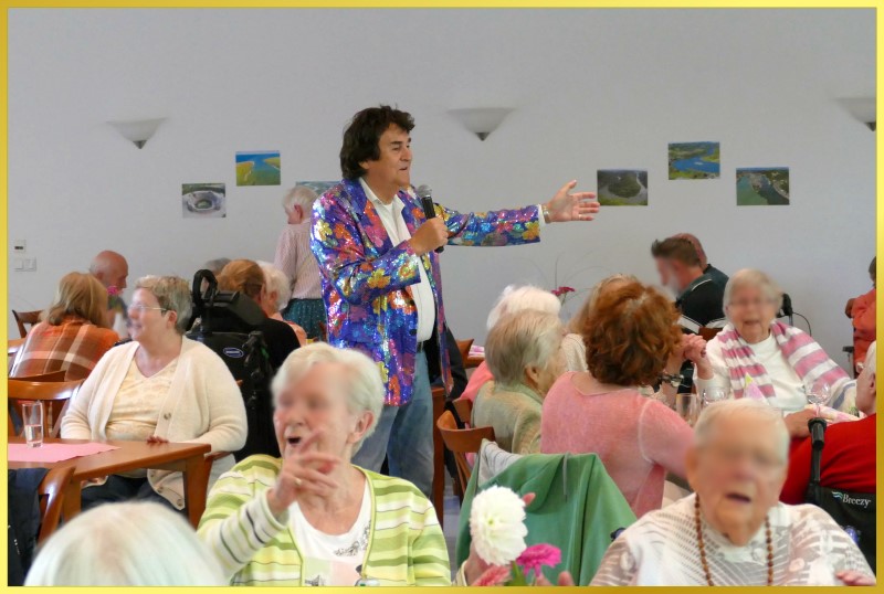 Ian singt zwischen den Senioren und Seniorinnen.