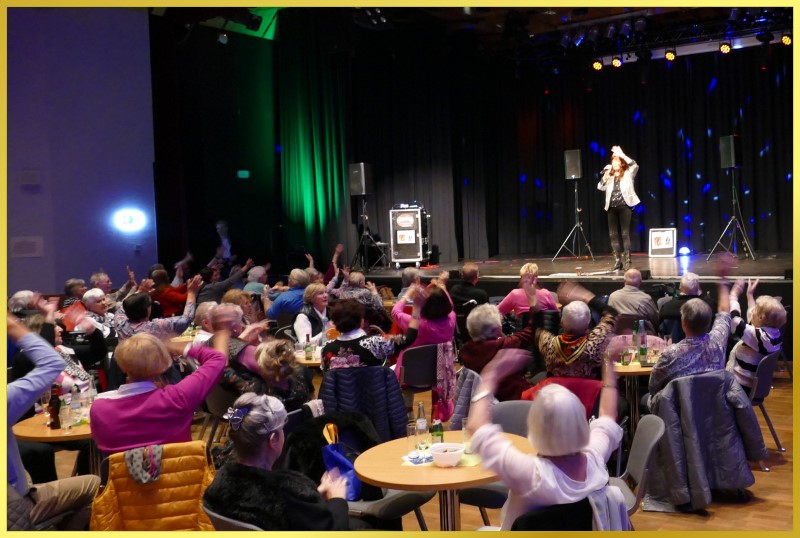Voller Rathaussaal, Schlagerpiratin singt.