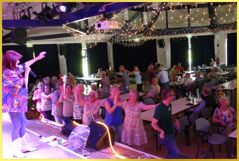 �80 Party im gro�en Saal.