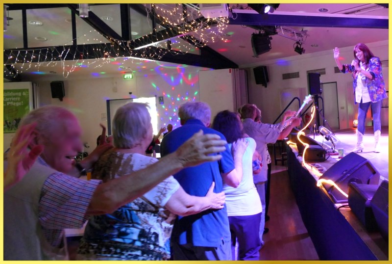 �80 Party mit vielen Senioren und Senioreninnen.