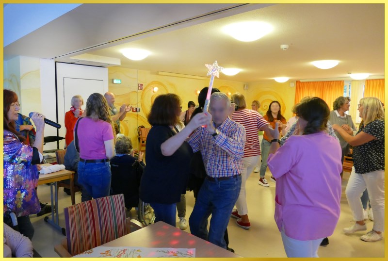 Tanzendes Publikum, die Schlagerpiratin singt.