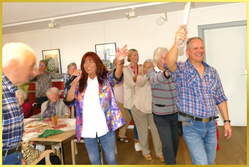 Fr�hliches Publikum, w�hrend Schlagerpiratin singt.