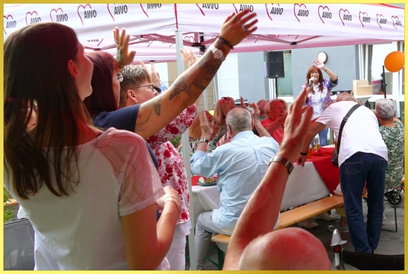 Schlagerpiratin Marina singt bei Neuer�ffnung.