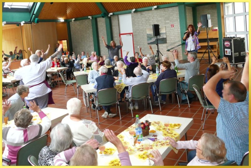 Alle H�nde hoch im Saal.