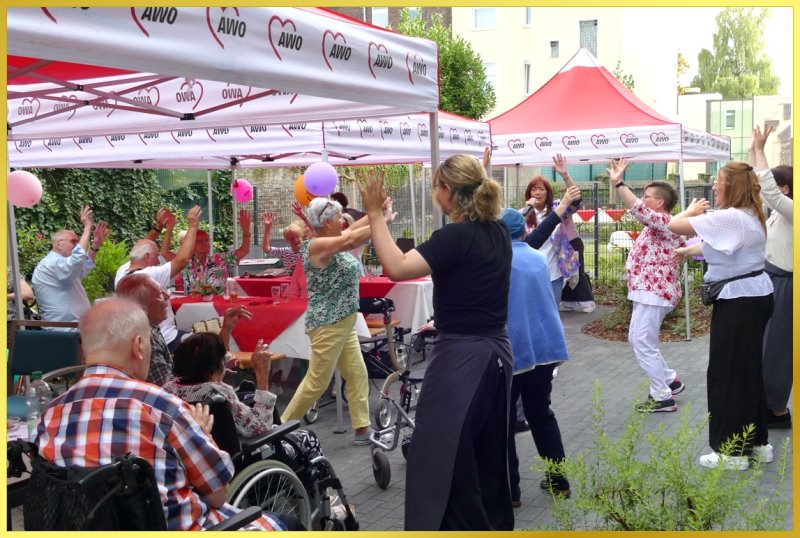 H�nde hoch. Marina singt.