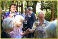 Ian singt zwischen den Damen.