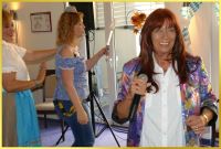 Die Schlagerpiratin lacht in die Kamera.