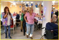 Oktoberfest. Marina singt.