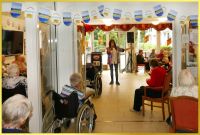 Die Schlagerpiratin singt.