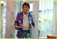 Schatzi Ian mit Rostbratwurst in der Hand.