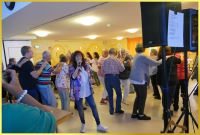 Tanzende Leute, S�ngerin singt.