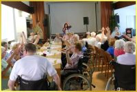 Gro�er Saal. Marina singt.