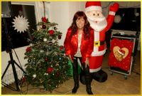 Schlagerpiratin am Weihnachtsbaum.