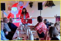 Weihnachtsmann winkt.