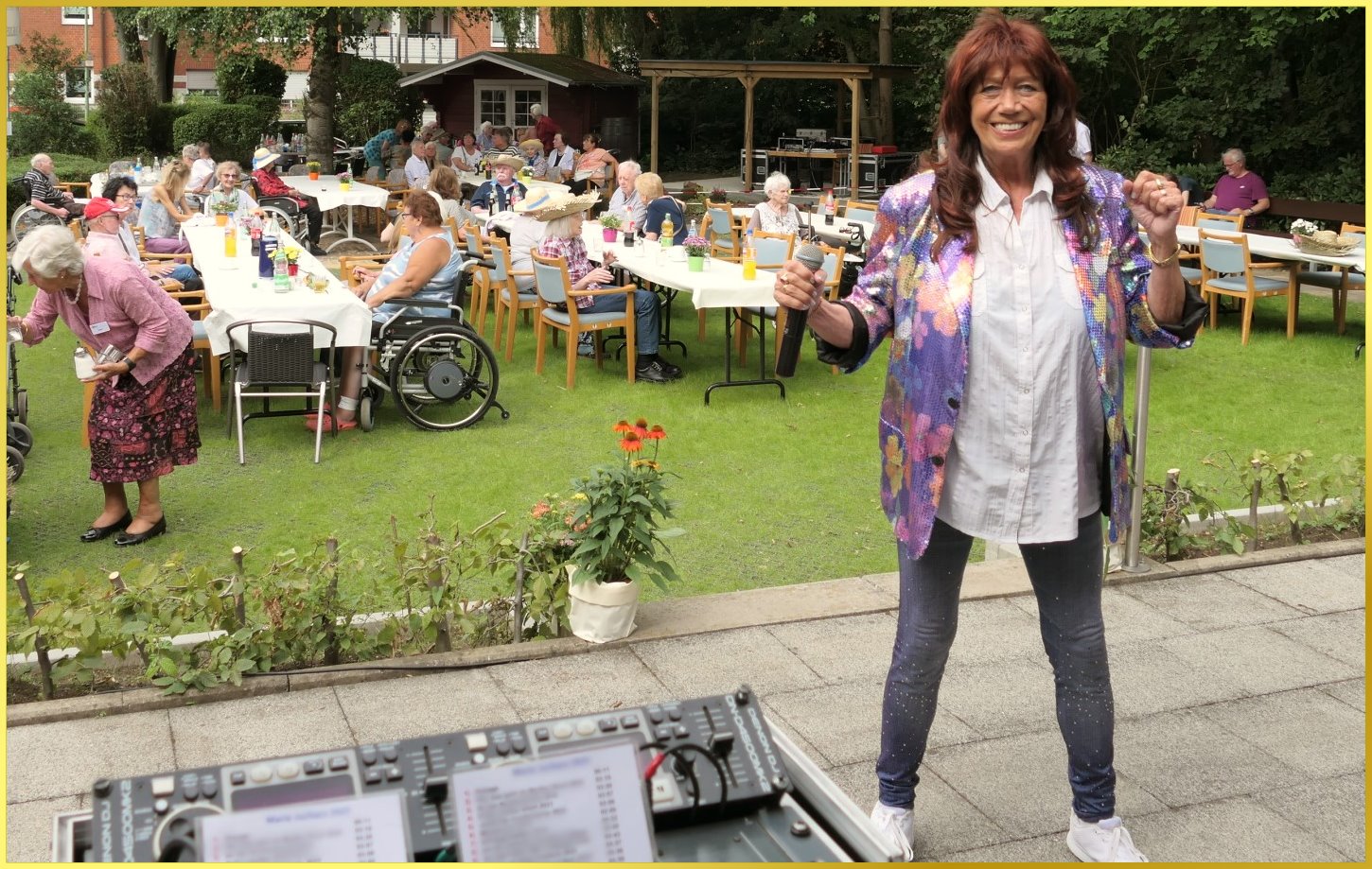 Schlagerpiratin strahlt in die Kamera.