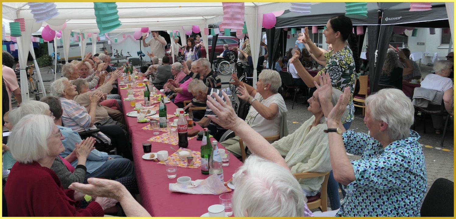 Volles Zelt mit Senioren