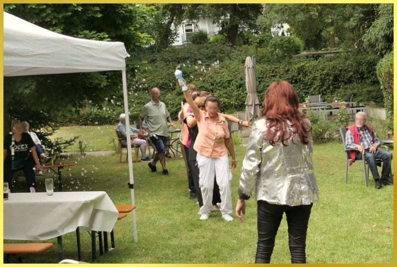 Polonaise im Garten.