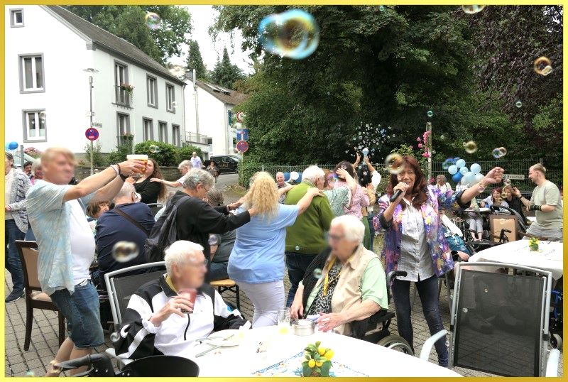 Marina singt zur Polonaise.