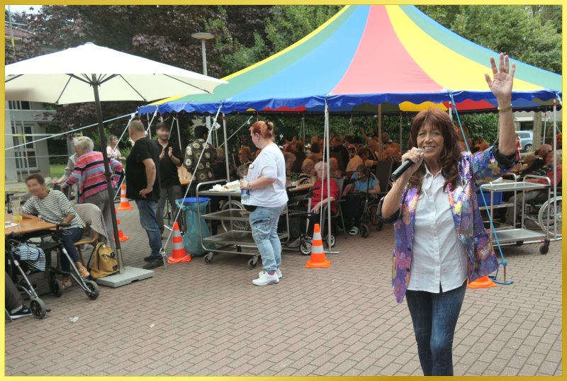 Zirkuszelt im Hintergrund.