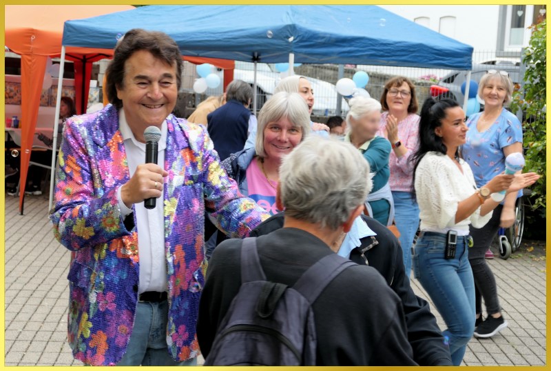 Ian singt beim Sommerfest.