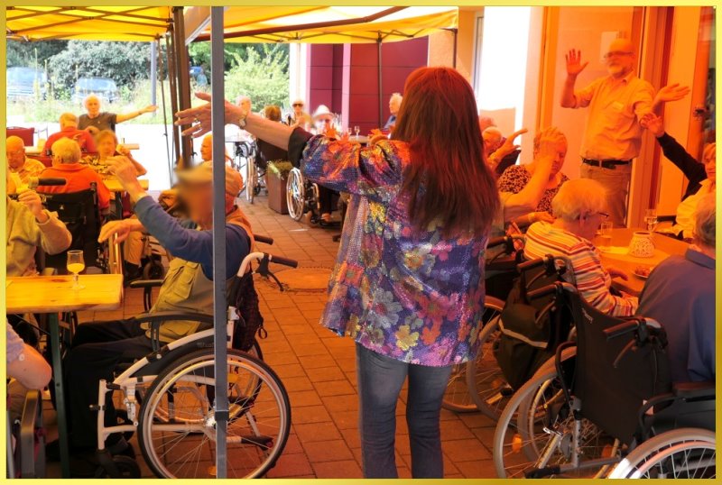 Orangefarbenes Bild.