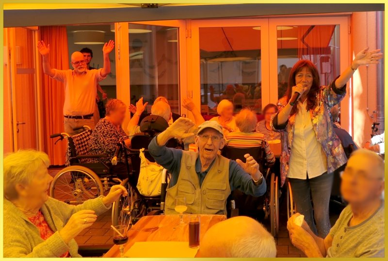 Marina singt fr�hlich.