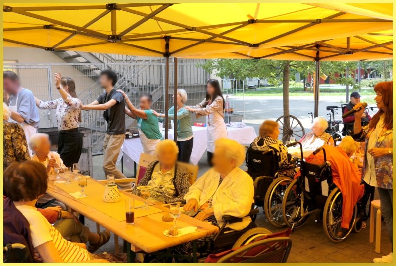 Bewohner feiern mit Schlagerpiratin und Schatzi.