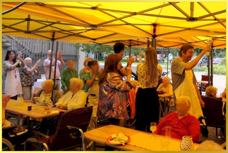 Klatschen, mitsingen.