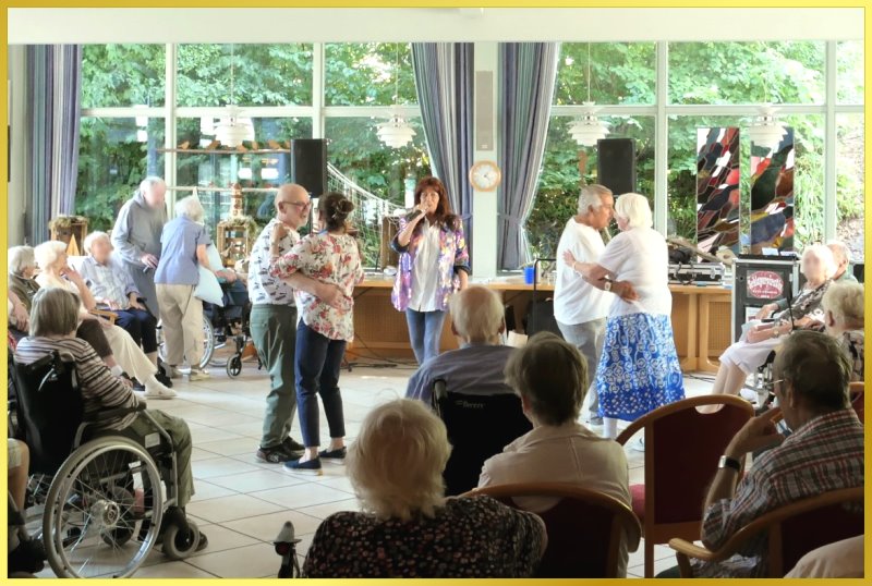 Tanzendes Publikum. Marina singt.