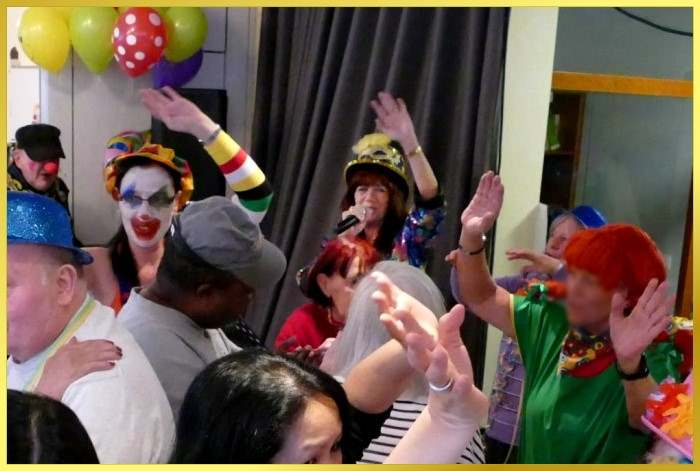 Alle H�nde hoch bei den Karnevalsjecken auf der Tanzfl�che