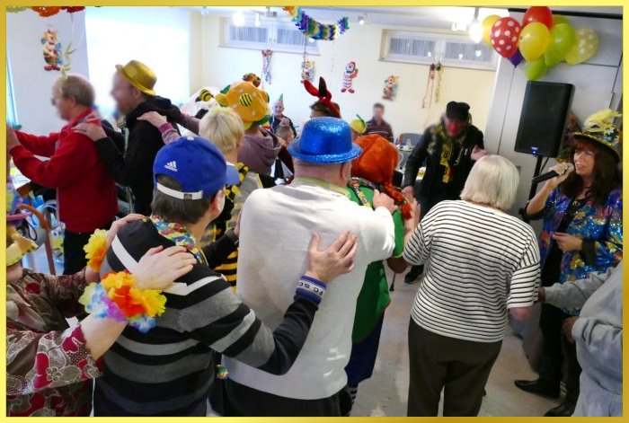 Karnevalsparty mit Tanz und Polonaise. Schlagerpiratin singt.