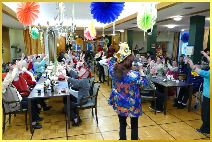 Gro�er Saal mit Senioren, die Karneval feiern. Schlagerpiratinmotiviert zu mitmachen!