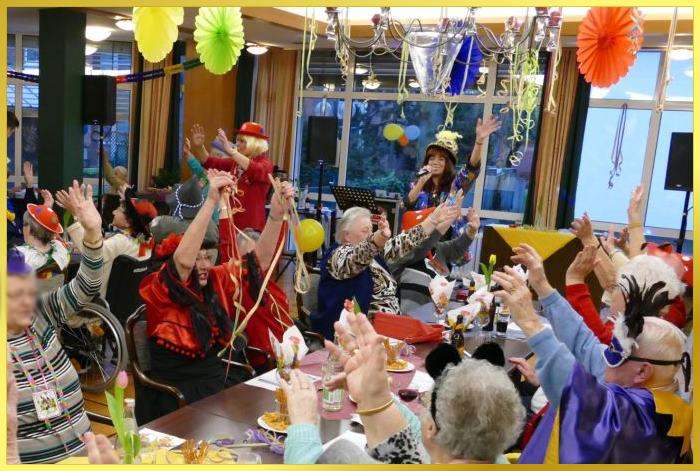 Alle H�nde zum Himmel. Karnevalsfeier der Senioren mit der Schlagerpiratin im Kost�m.