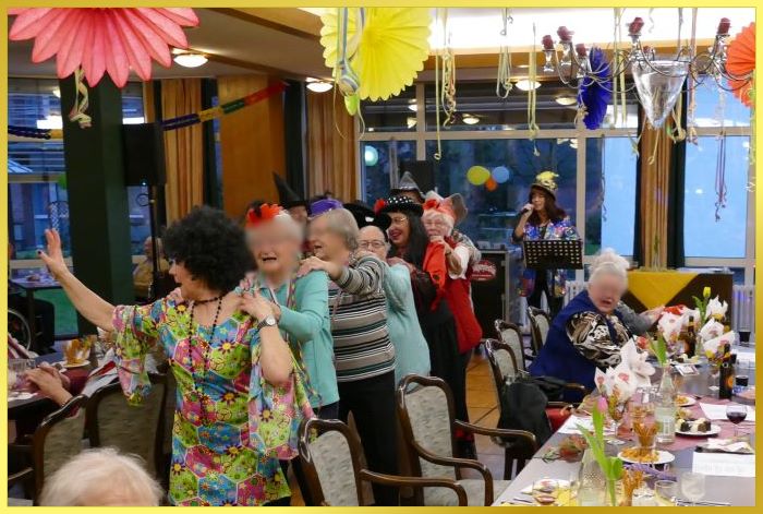 Schlagerpiratin singt! Karnevalsg�ste machen eine Polonaise durch den geschm�ckten Saal!