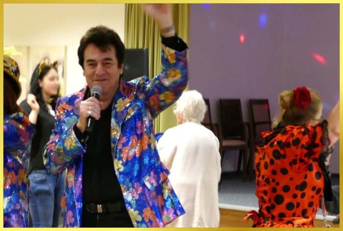 Schatzi Ian singt im Karnevalskost�m und alle tanzen.