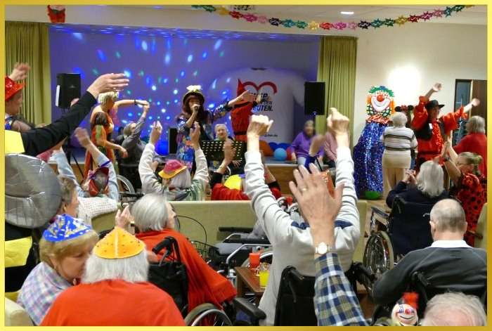 Alles Kunterbunt. Saal mit Karnevalsg�sten und Schlagerpiratin im Kost�m.