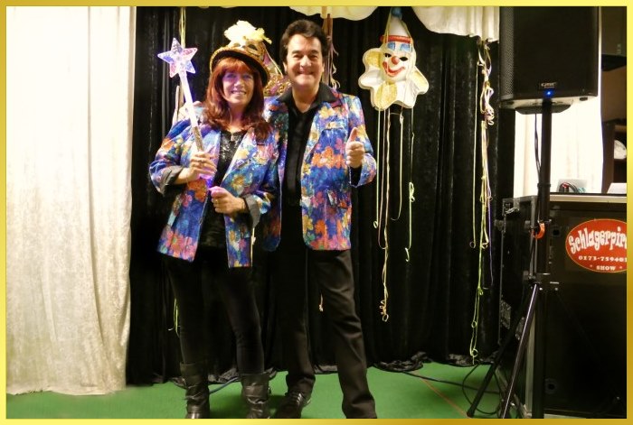 Schatzi und die Schlagerpiratin im Karnevalsoutfit.